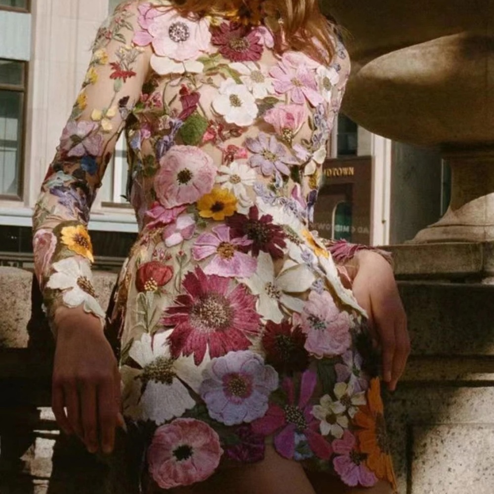 (last 1) Elise Fleurs - 3D mesh mini luxury runway dress with embroidery - Picture 5 of 13
